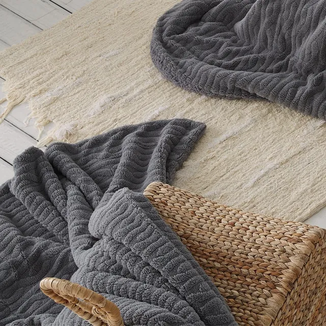 burrito-blanco-436-plaid-sherpa-de-textura-de-pelo-130x170-cm-color-gris-reverso image 1