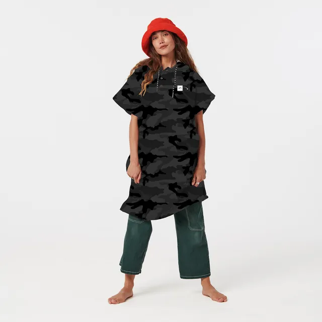 slowtide-ala-wai-swim-team-claymore-minds-co-x-slowtide-poncho-de-cambio-de-seca image 1