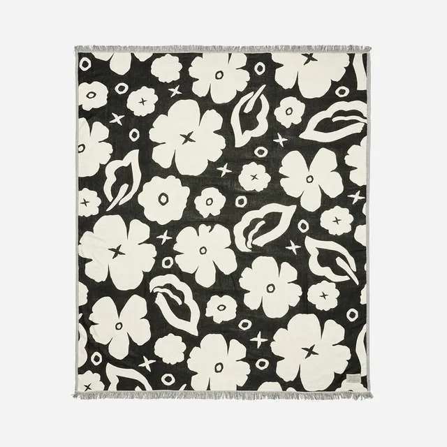 slowtide-xoxo-driftweave-manta-de-playa-en-negro-flores-de-alto-contraste-coco-h image 1