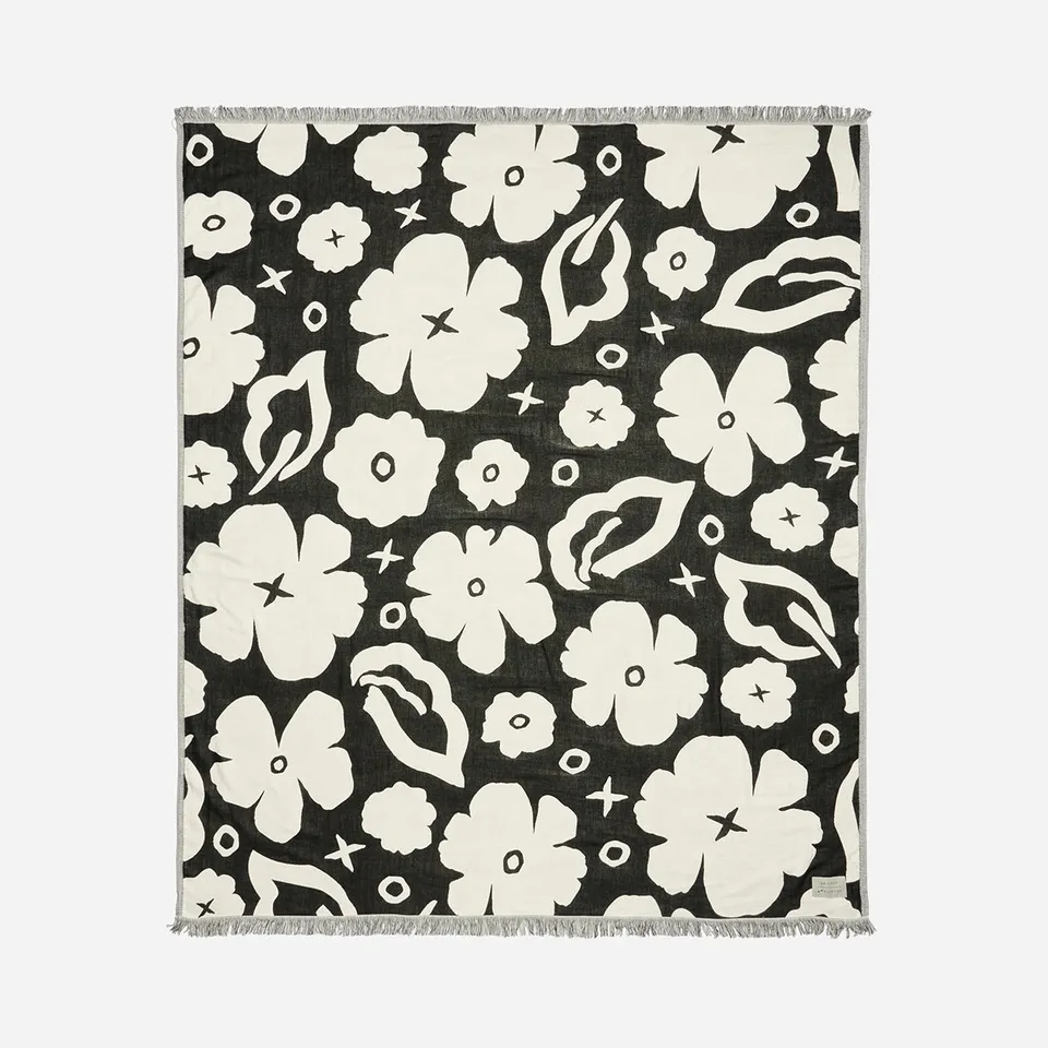slowtide-xoxo-driftweave-manta-de-playa-en-negro-flores-de-alto-contraste-coco-h image 1