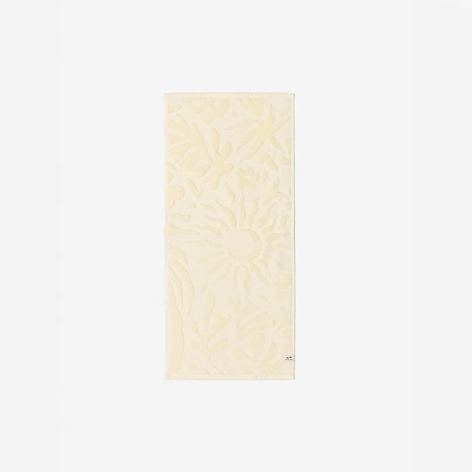 slowtide-sunny-sculpted-toalla-de-mano-de-algod-n-550-gsm-con-floral-en-relieve- image 1