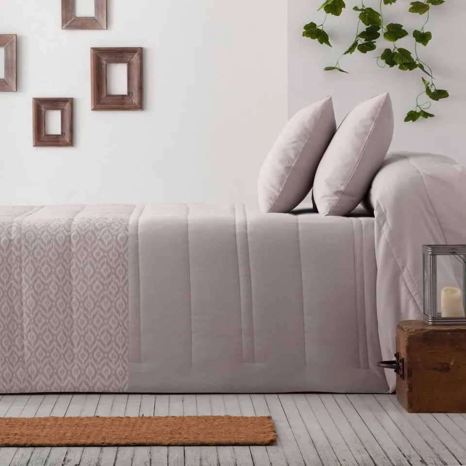 burrito-blanco-colcha-bout-414-color-piedra-para-cama-de-135-cm-jacquard-y-liso- image 1