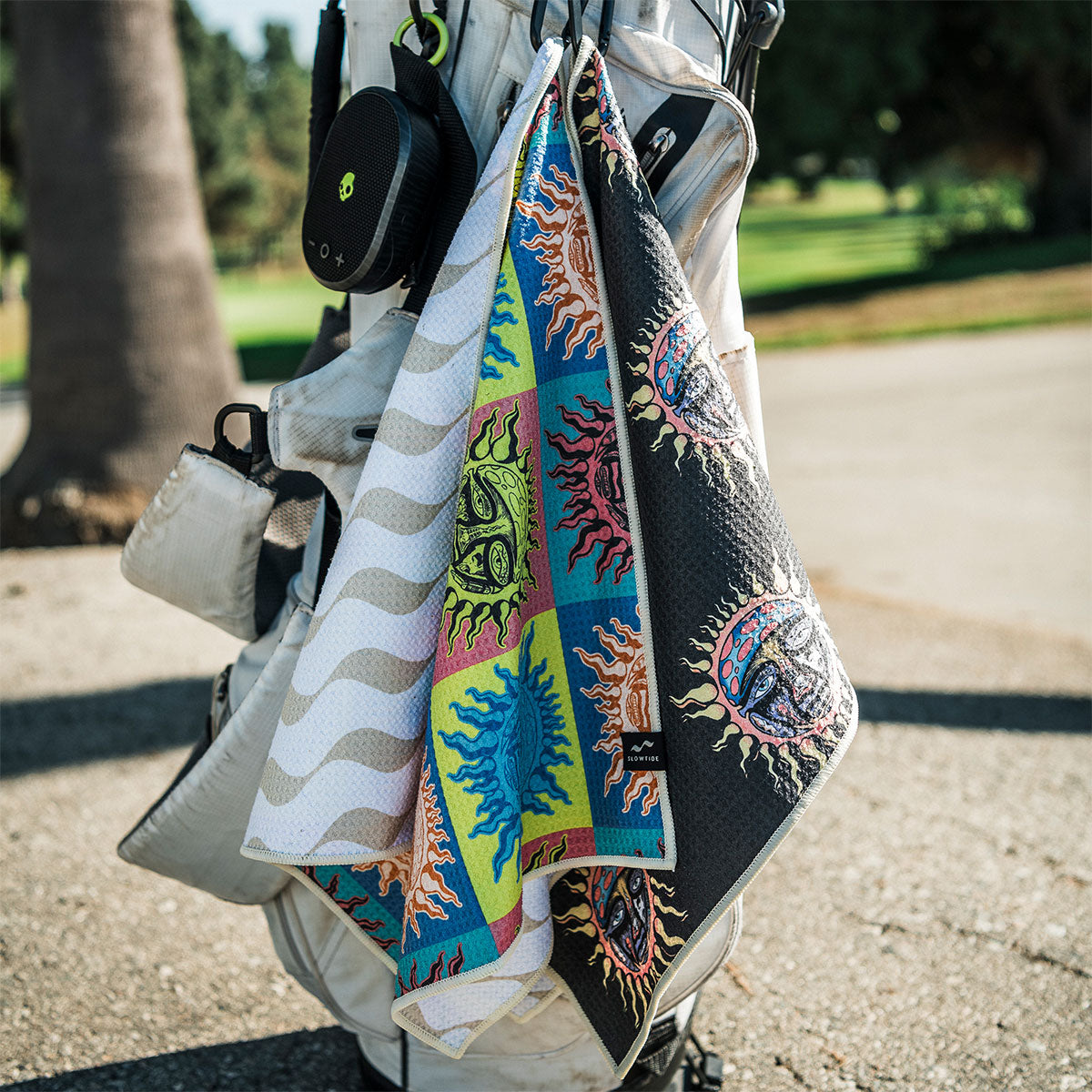 slowtide-40-oz-toalla-de-golf-sublime-x-slowtide-con-mosquet-n-arte-sol-caracter image 3
