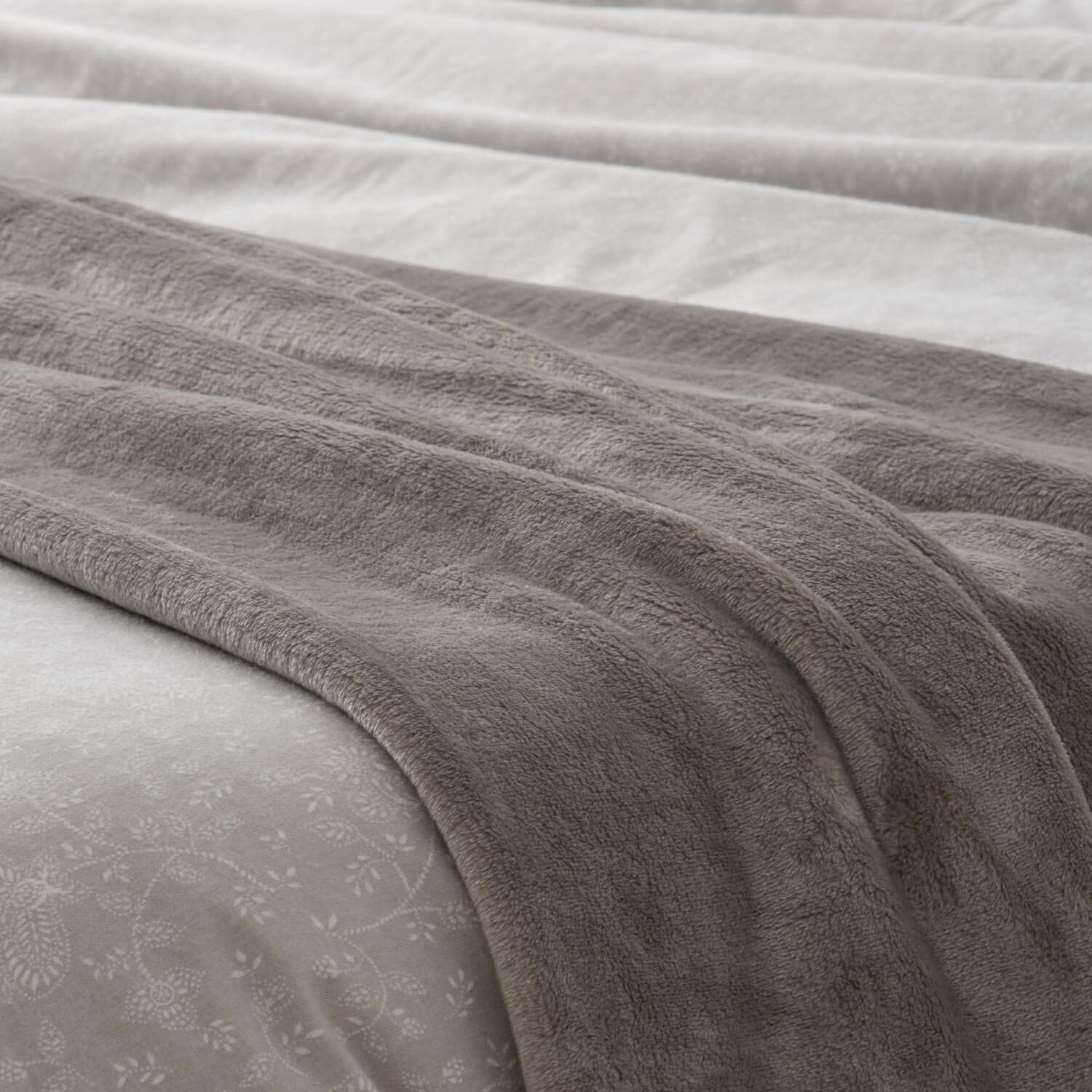 burrito-blanco-plaid-sof-140x200-cm-color-gris-tejido-nacarina-microfibra-300-g- image 3