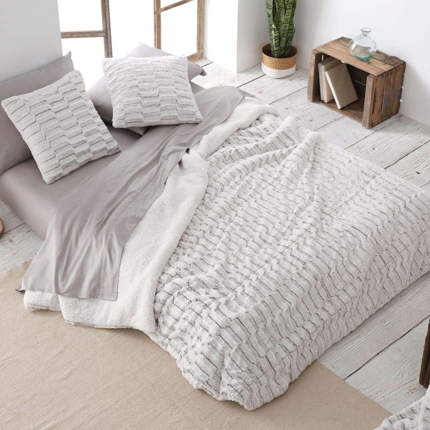 burrito-blanco-edred-n-c-ndor-con-borreguillo-dise-o-437-perla-cama-135-cm-rever image 1