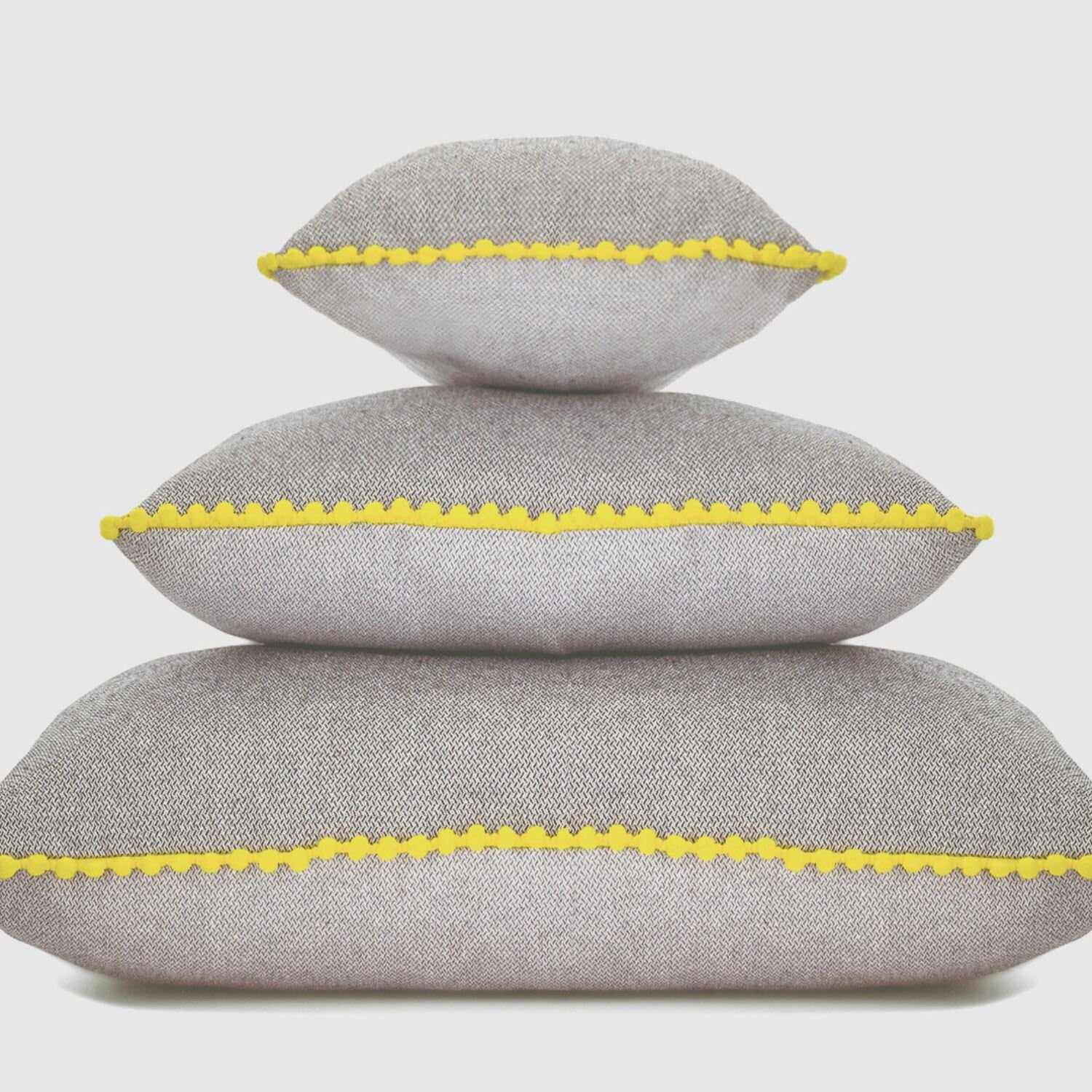 burrito-blanco-coj-n-decorativo-2-caras-006-amarillo-30x50-cm-tejido-tapicero-co image 3