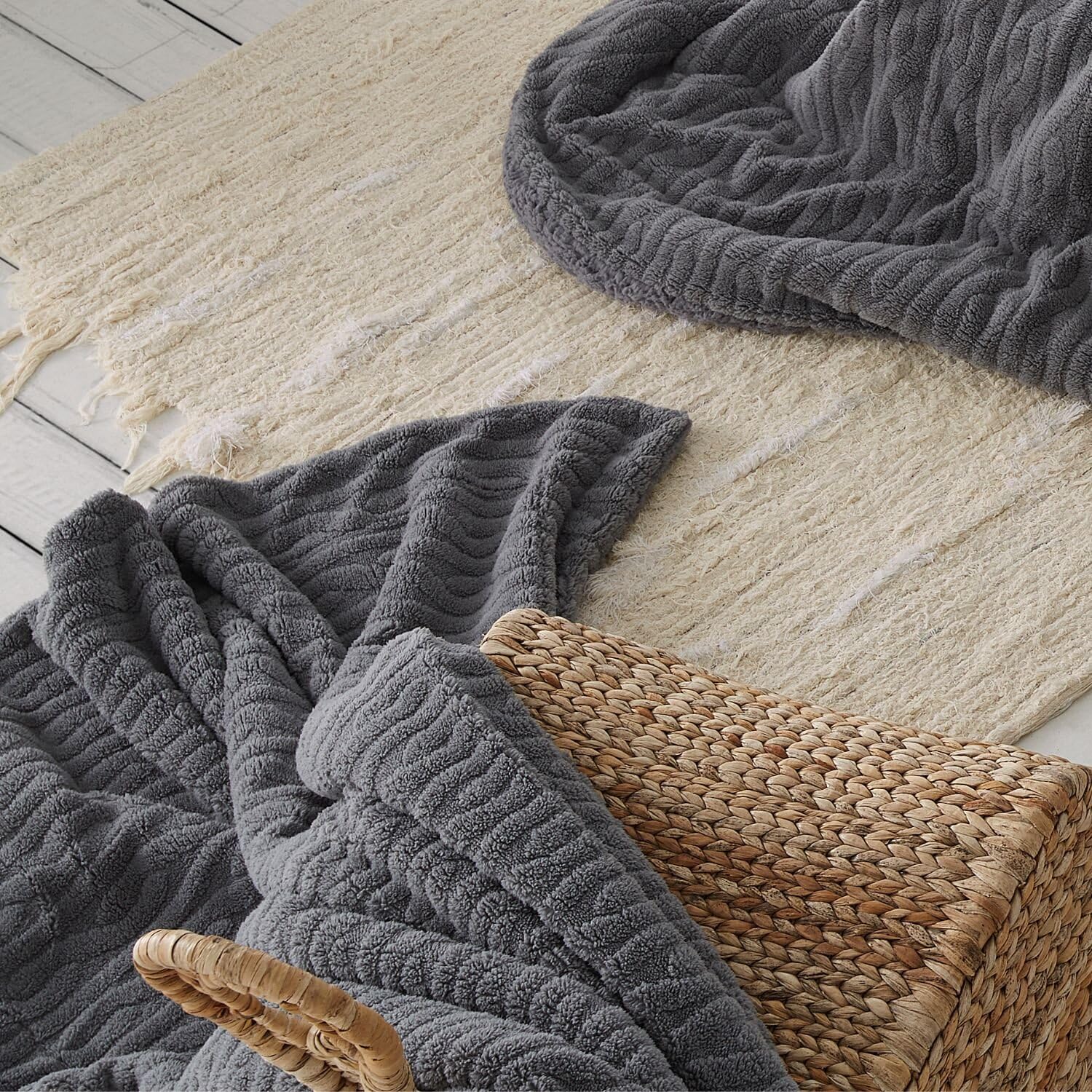burrito-blanco-436-plaid-sherpa-de-textura-de-pelo-130x170-cm-color-gris-reverso image 1