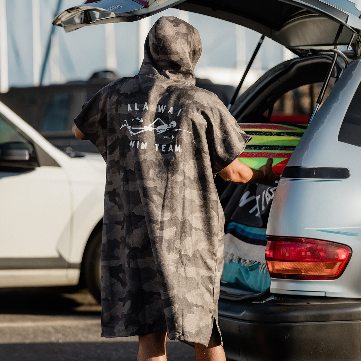 slowtide-ala-wai-swim-team-claymore-minds-co-x-slowtide-poncho-de-cambio-de-seca image 3