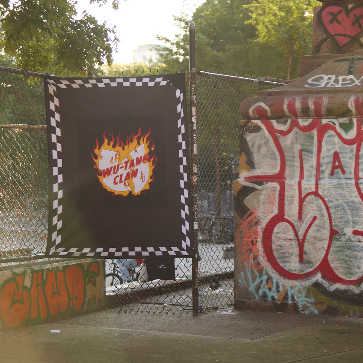 slowtide-blocks-on-fire-manta-de-p-cnic-ligera-wu-tang-clan-x-slowtide-gr-ficos- image 3