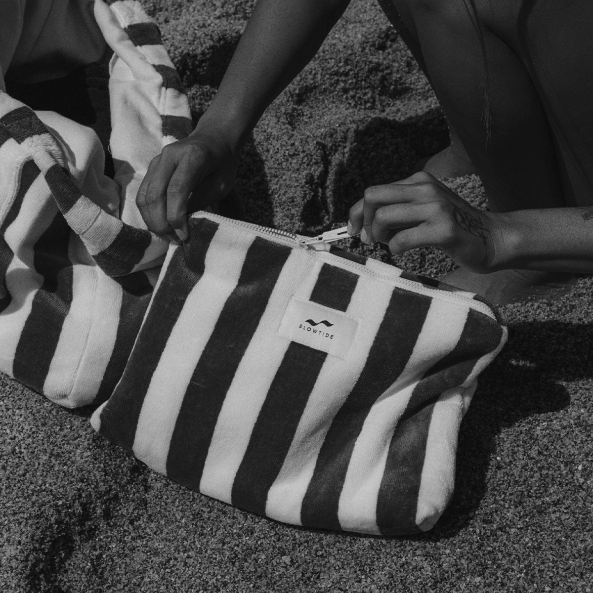 slowtide-cabana-terry-pouch-neceser-deep-pool-bolsa-de-playa-25-x-30-cm-felpa-y- image 3