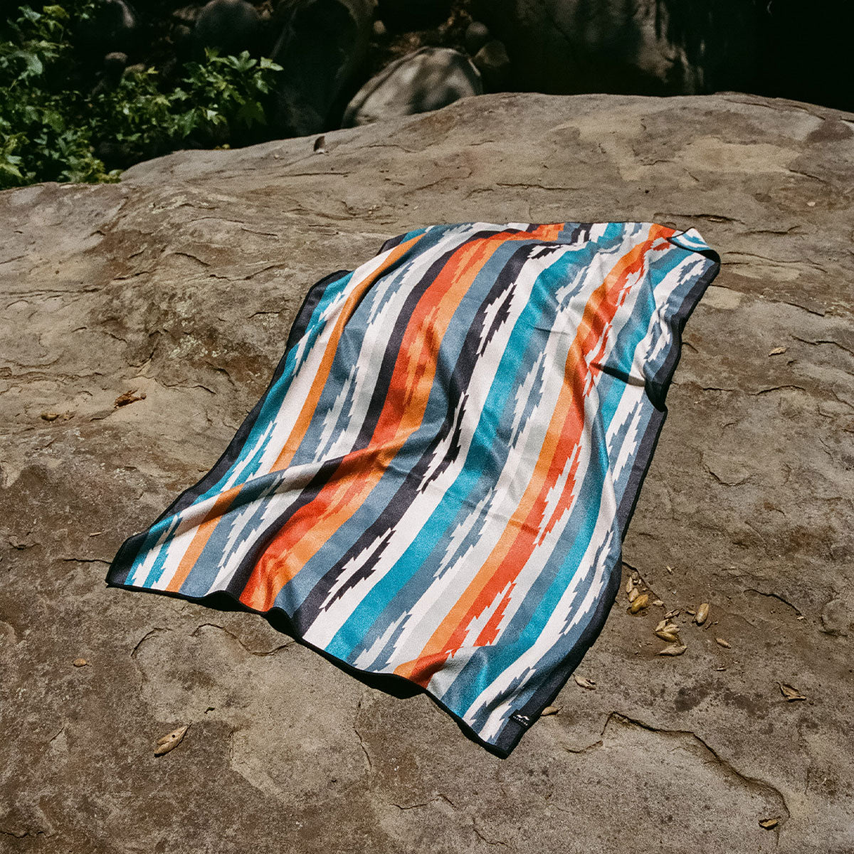 slowtide-duvall-performance-toalla-de-viaje-de-secado-r-pido-negro-dise-o-de-ray image 3