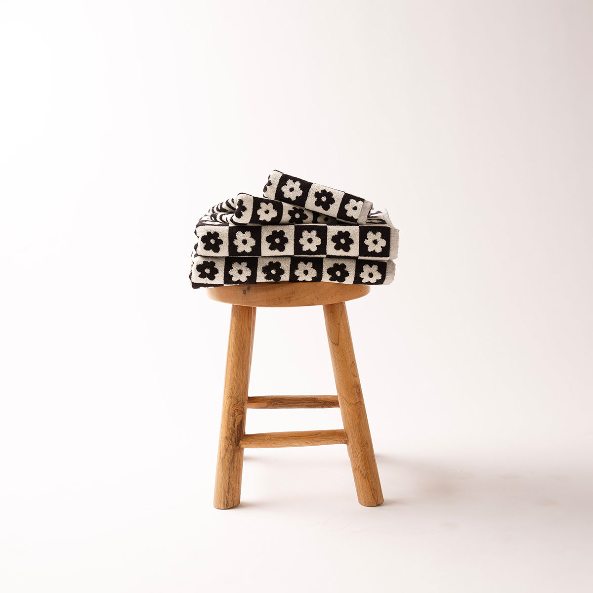 slowtide-gigi-bundle-2-2-toallas-de-ba-o-negras-floral-geom-trico-2-de-ba-o-2-de image 3