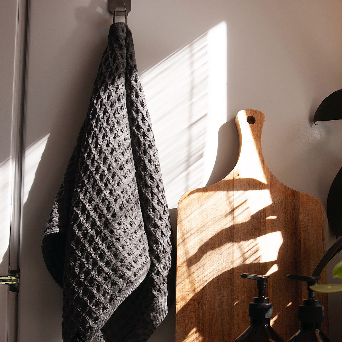 slowtide-guild-waffle-hand-towel-charcoal-toalla-de-mano-de-gofre-350-gsm-suave- image 2