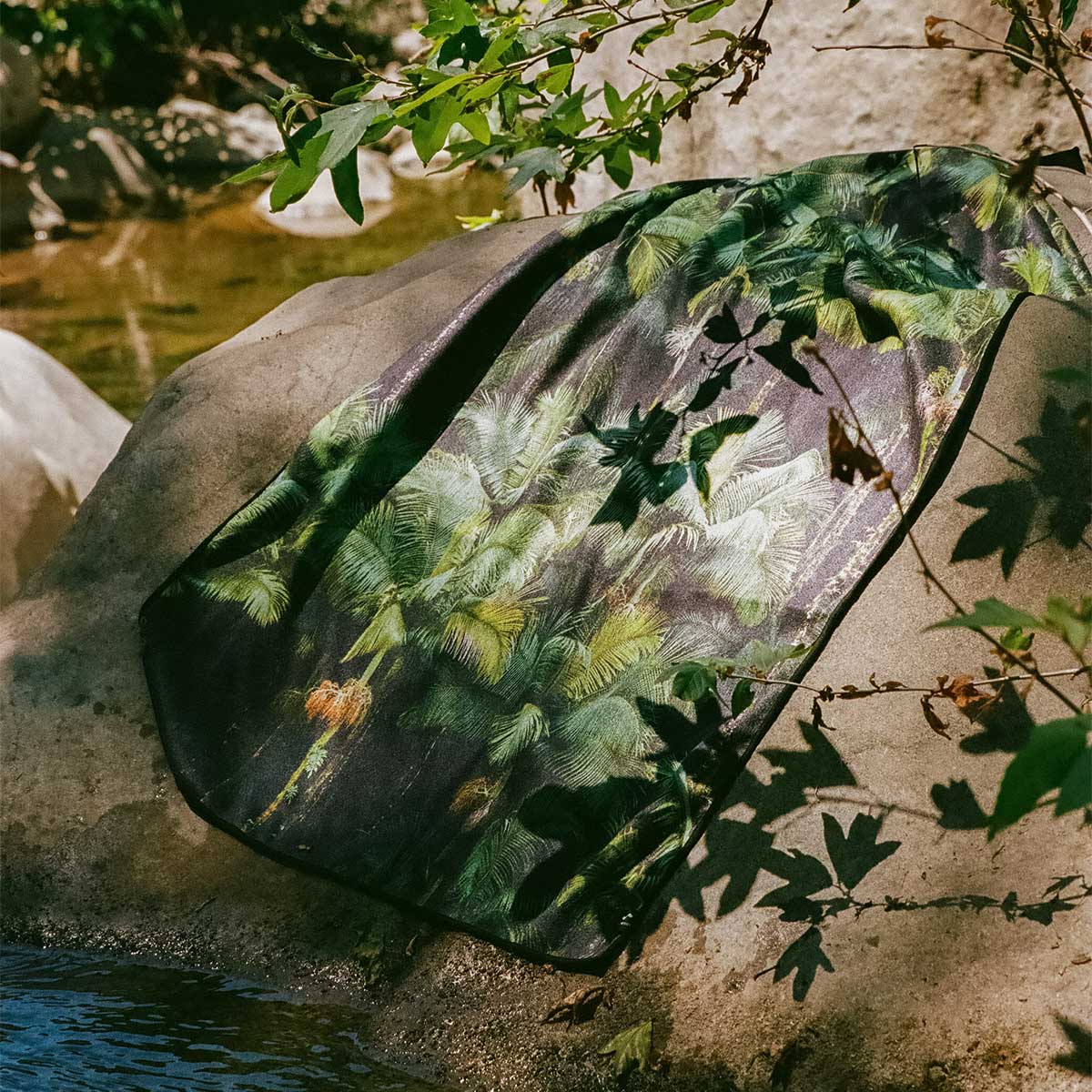 slowtide-lau-performance-toalla-de-viaje-quick-dry-multi-estampado-tropical-palm image 2