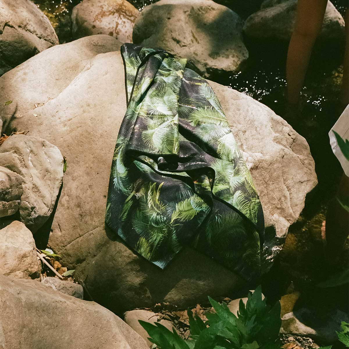slowtide-lau-performance-toalla-de-viaje-quick-dry-multi-estampado-tropical-palm image 4
