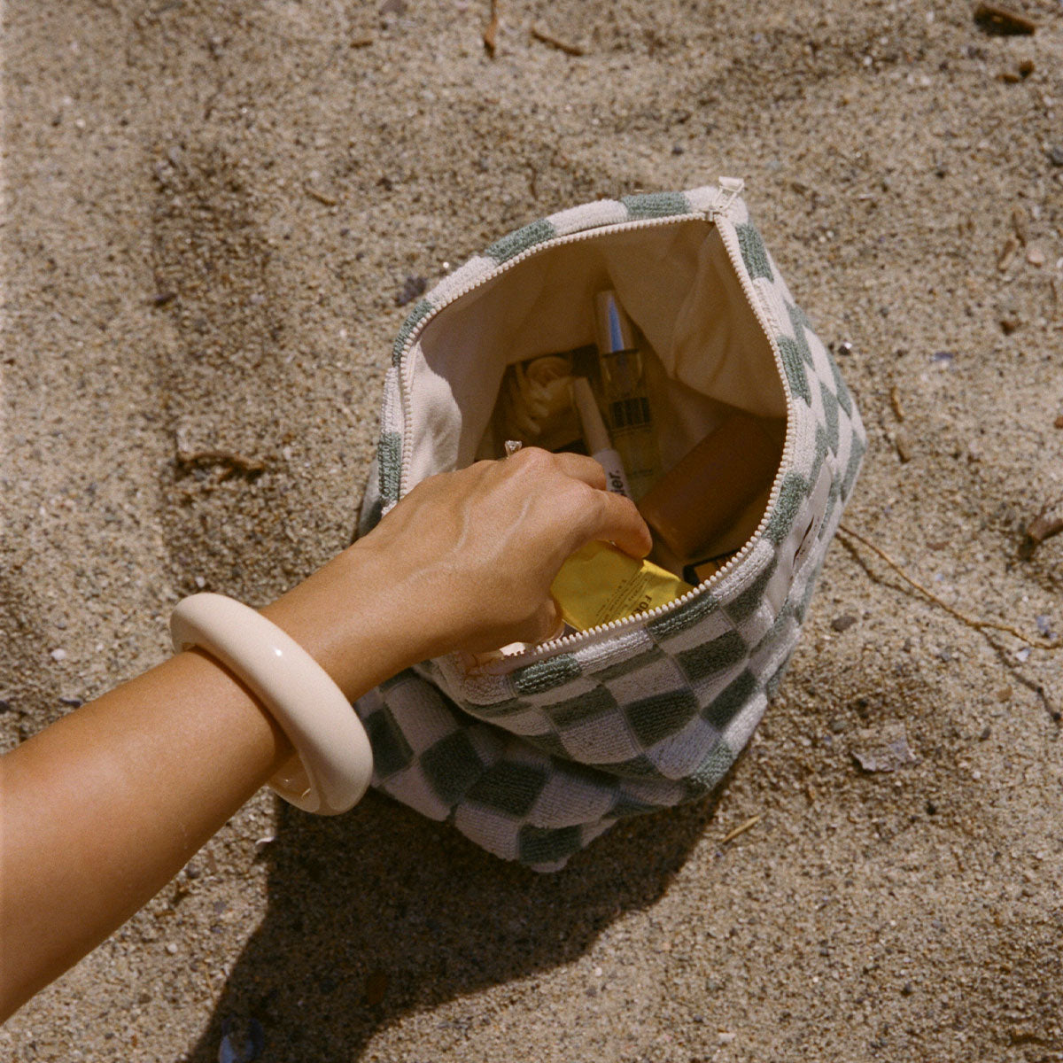 slowtide-mate-terry-pouch-sage-neceser-de-playa-texturizado-en-terry-con-interio image 3