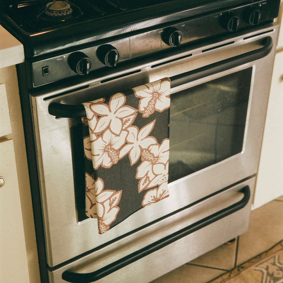 slowtide-olinda-quick-dry-toalla-de-cocina-negra-floral-doble-cara-waffle-en-mic image 2