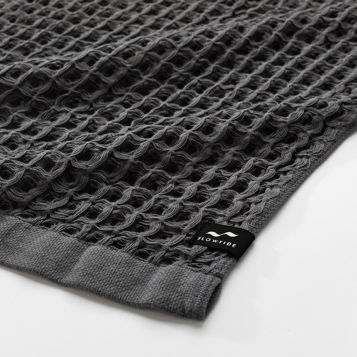 slowtide-guild-waffle-hand-towel-charcoal-toalla-de-mano-de-gofre-350-gsm-suave- image 3