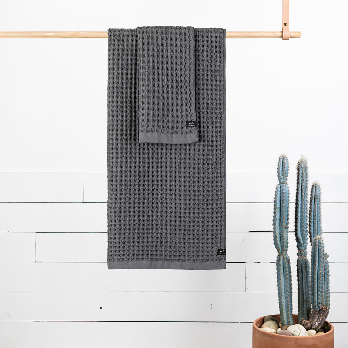 slowtide-guild-waffle-hand-towel-charcoal-toalla-de-mano-de-gofre-350-gsm-suave- image 5