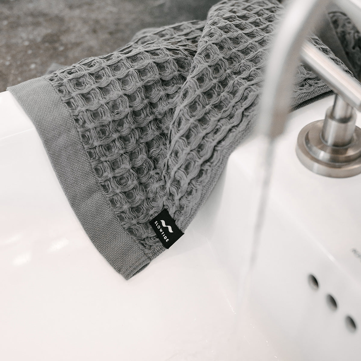 slowtide-guild-waffle-hand-towel-charcoal-toalla-de-mano-de-gofre-350-gsm-suave- image 4