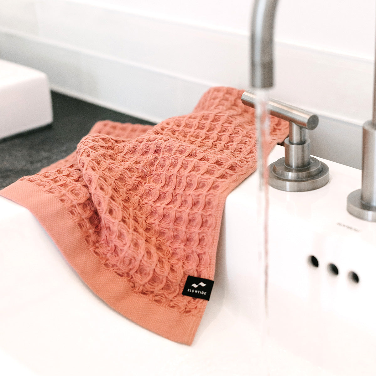 slowtide-guild-waffle-toalla-de-mano-terracota-tejido-waffle-350-gsm-78-7-x-33-c image 2