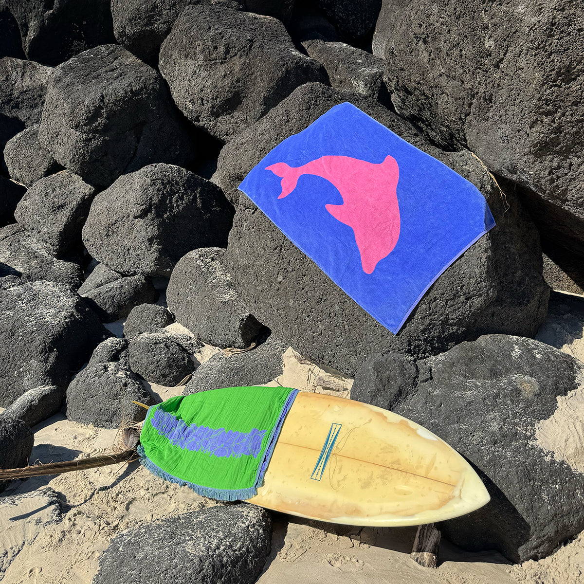slowtide-bottle-nose-toalla-tejida-oversized-de-playa-con-estampado-de-delf-n-ro image 2