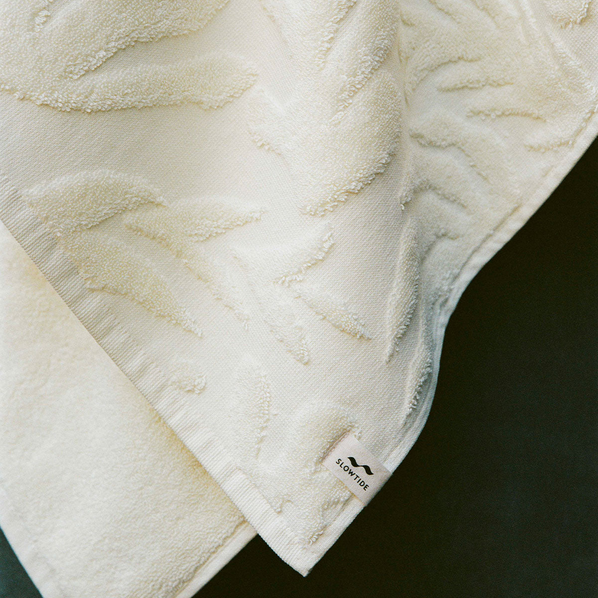 slowtide-sunny-sculpted-toalla-de-mano-de-algod-n-550-gsm-con-floral-en-relieve- image 3