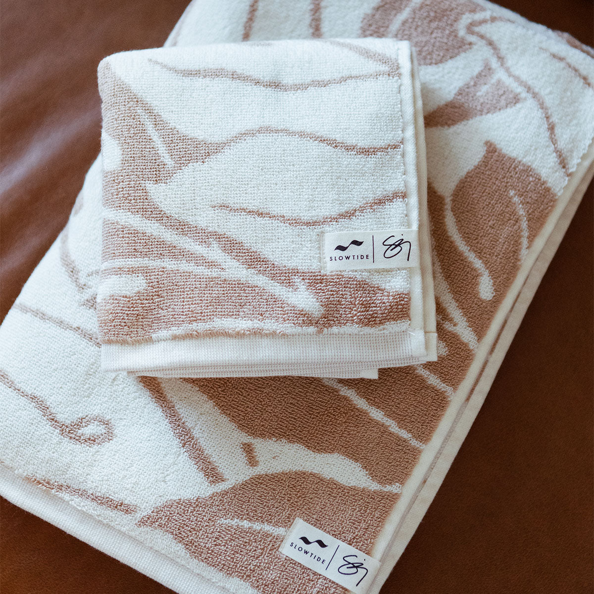 slowtide-ulu-toalla-de-mano-cream-550-gsm-de-algod-n-con-estampado-bot-nico-de-h image 2
