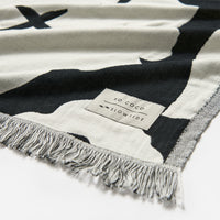 slowtide-xoxo-driftweave-manta-de-playa-en-negro-flores-de-alto-contraste-coco-h image 5
