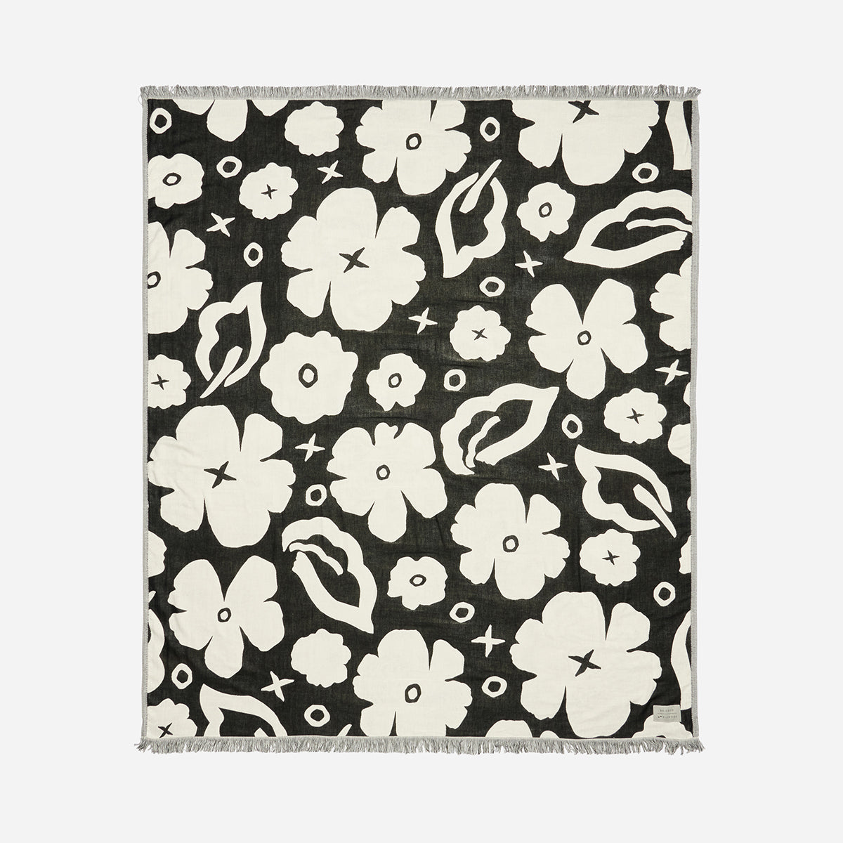 slowtide-xoxo-driftweave-manta-de-playa-en-negro-flores-de-alto-contraste-coco-h image 1