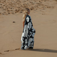slowtide-xoxo-driftweave-manta-de-playa-en-negro-flores-de-alto-contraste-coco-h image 2