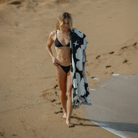 slowtide-xoxo-driftweave-manta-de-playa-en-negro-flores-de-alto-contraste-coco-h image 4