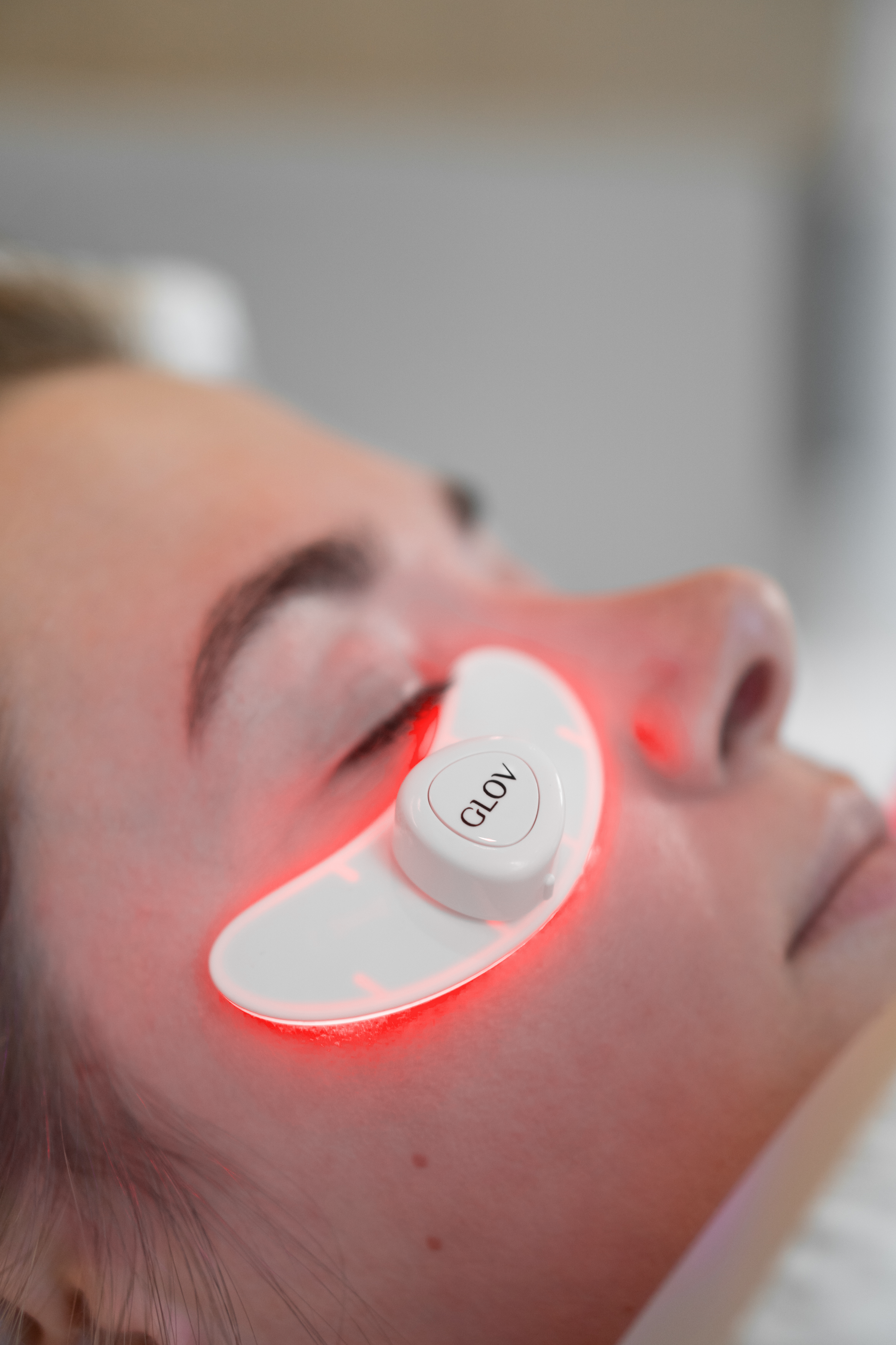 glov-led-luna-eye-parches-de-terapia-led-con-estuche-de-carga-para-iluminar-y-re image 3